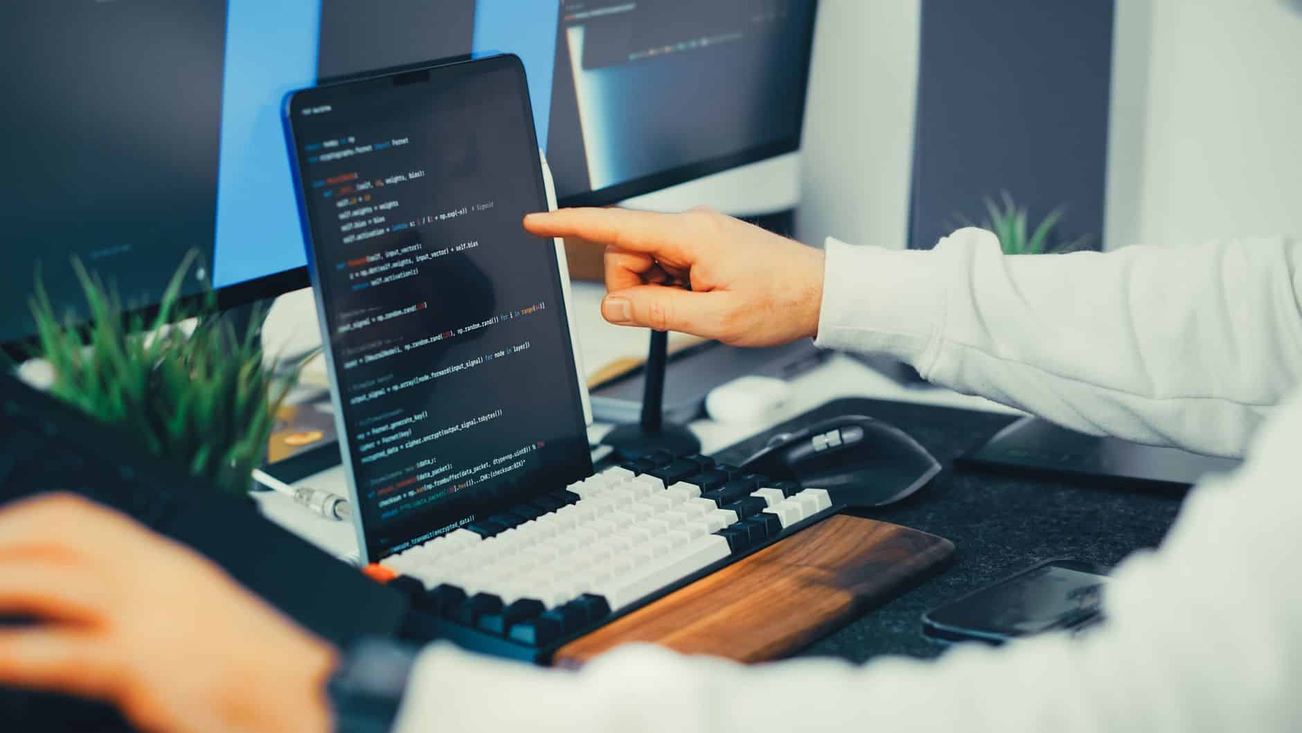 Développeur écrivant des tests automatisés Playwright sur son poste